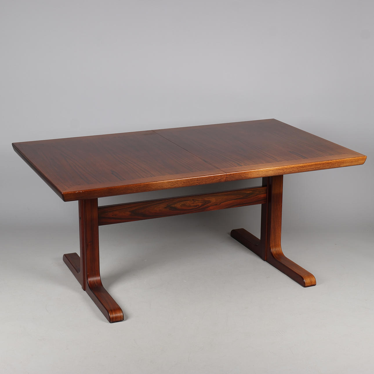 SKOVBY MØBELFABRIK, a rectangular rosewood dining table with underlying additional plates, Denmark, 1960/70s.
