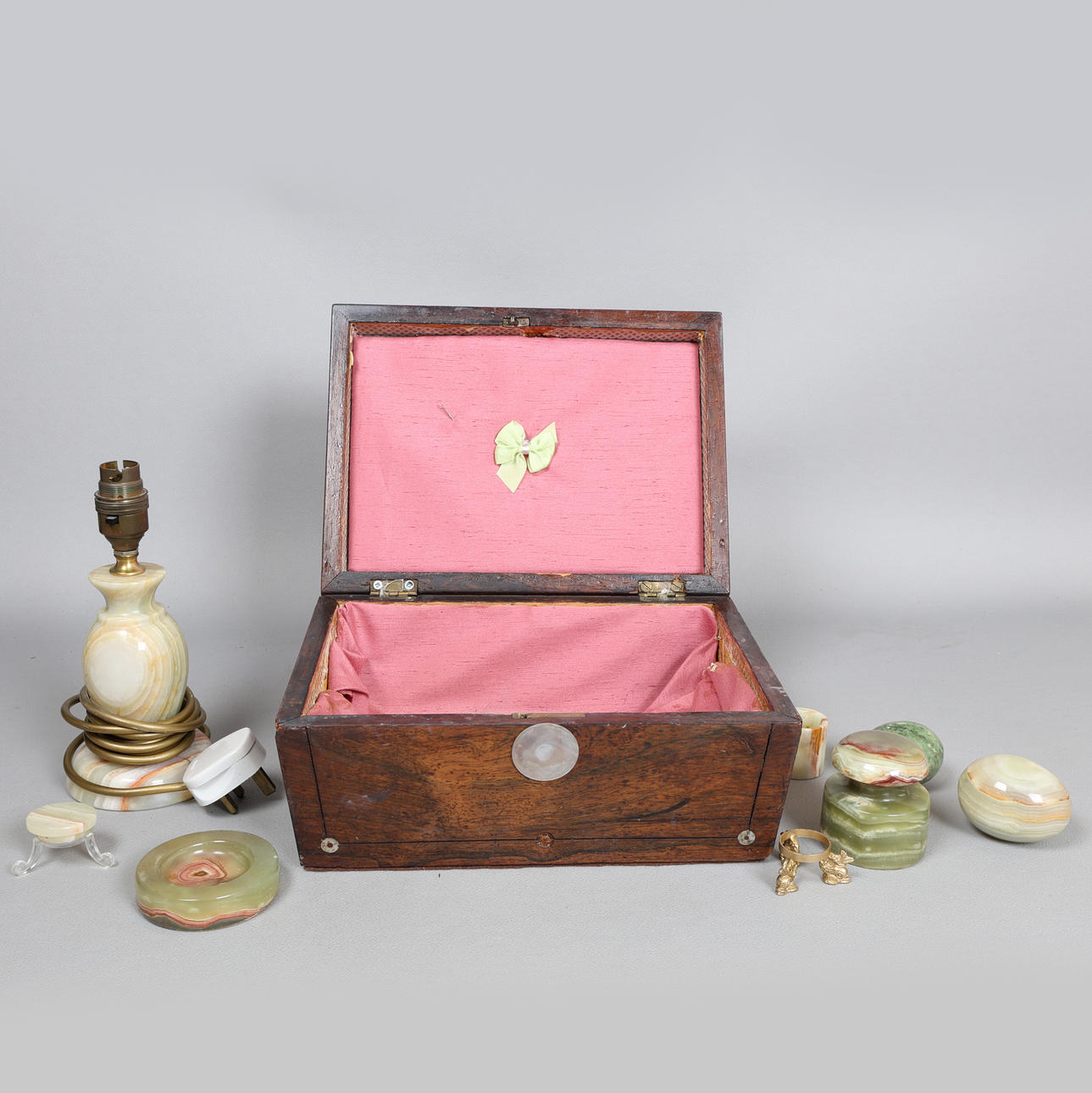 UNA COLECCIÓN DE ÓNIX QUE INCLUYE UNA LÁMPARA DE MESA, UNA CAJA DE COSER DE PALISANDRO (7).
