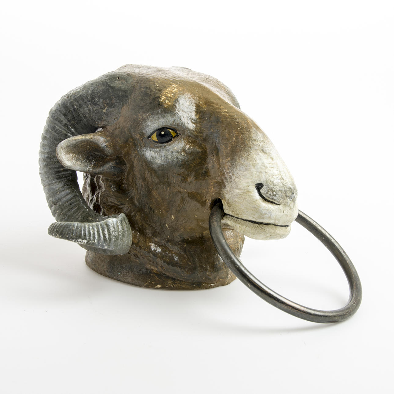 VÄGGSKULPLTUR, bockhuvud med ring, målad gjutjärn, samtida.