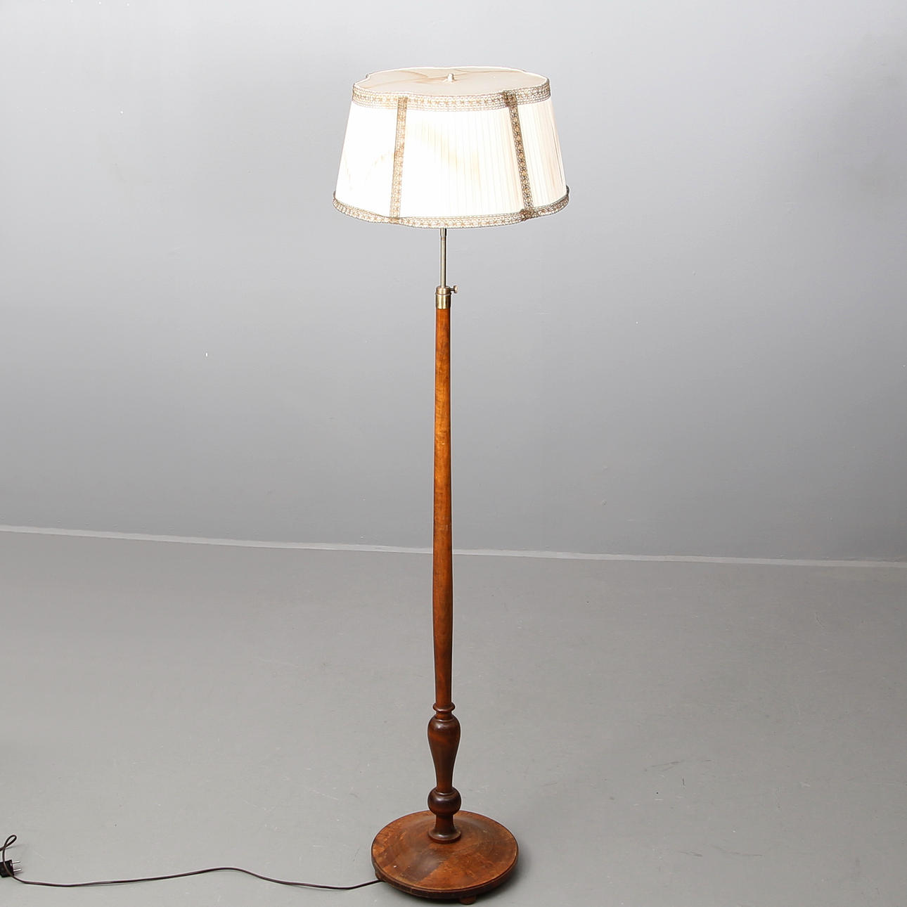 GOLVLAMPA i lövträ, höj- och sänkbar, 1930-tal.