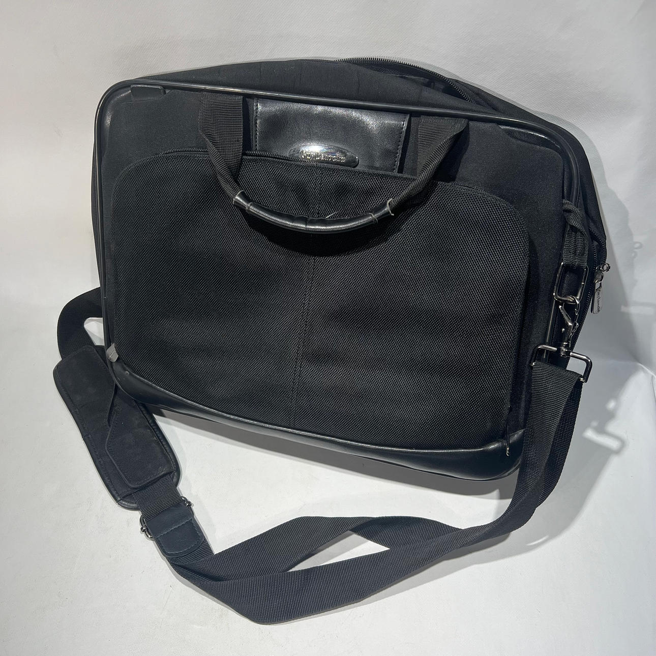 Guy Laroche. Computertaske i sort læder og lærred.