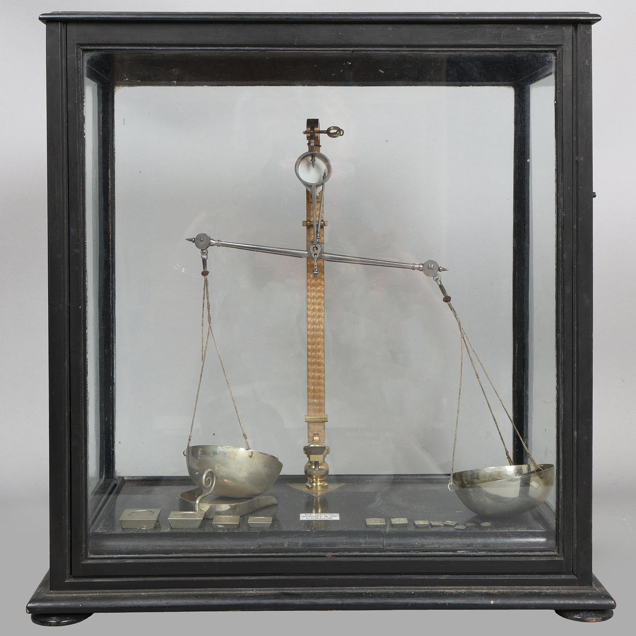 EIN SET MIT JUWELIERWAAGEN IM EUI VON DE GRAVE SHORT.