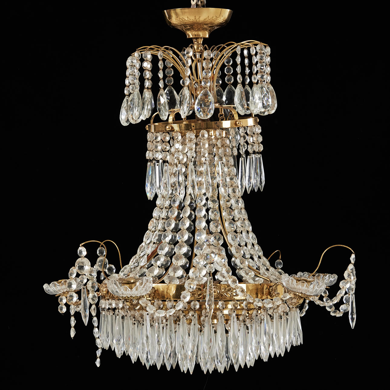 CHANDELIER, differently shaped prisms, brass frame, 6 electrified light points, 5 light arms, 20th century.