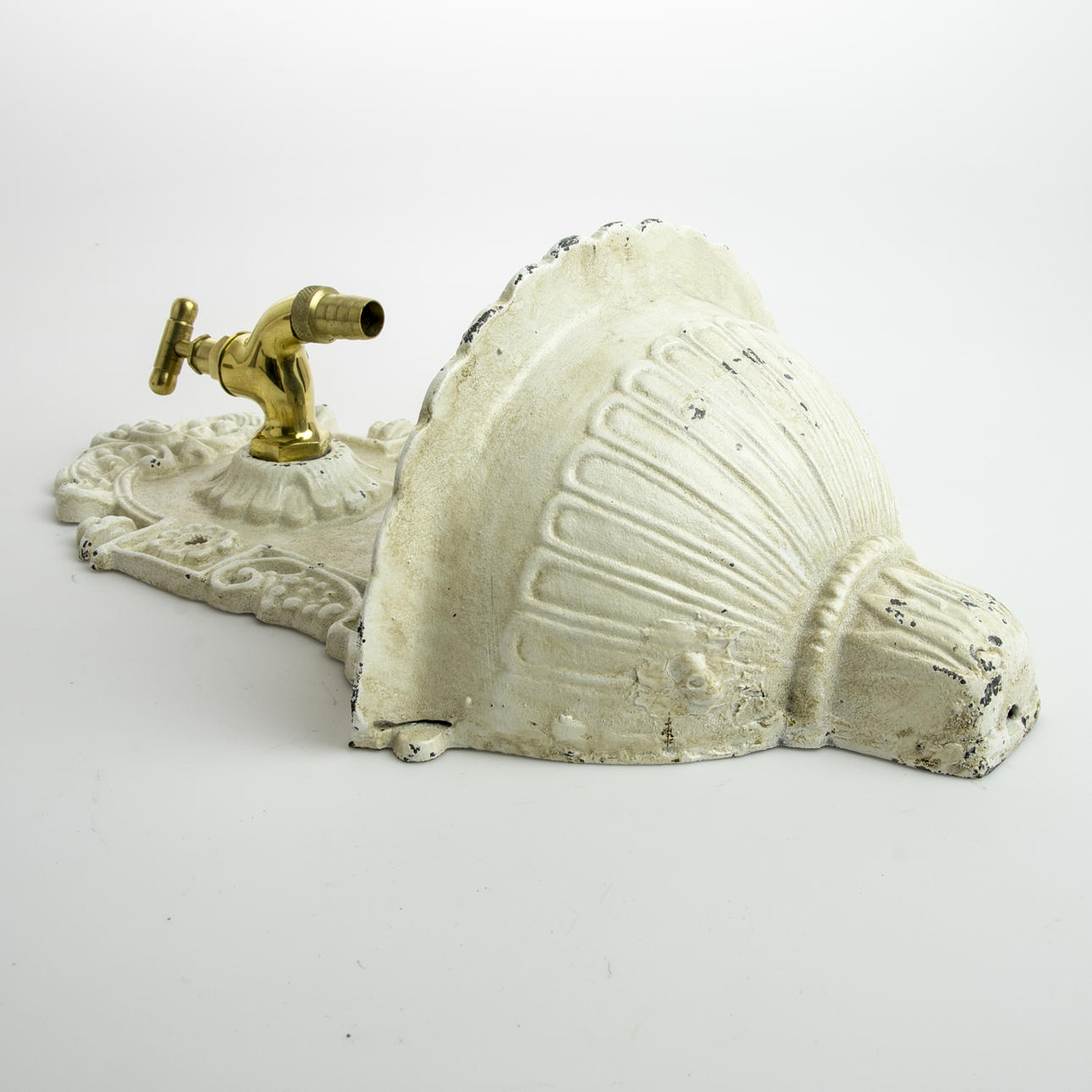 VÄGGFONTÄN med kran, målad gjutjärn/mässing, samtida.