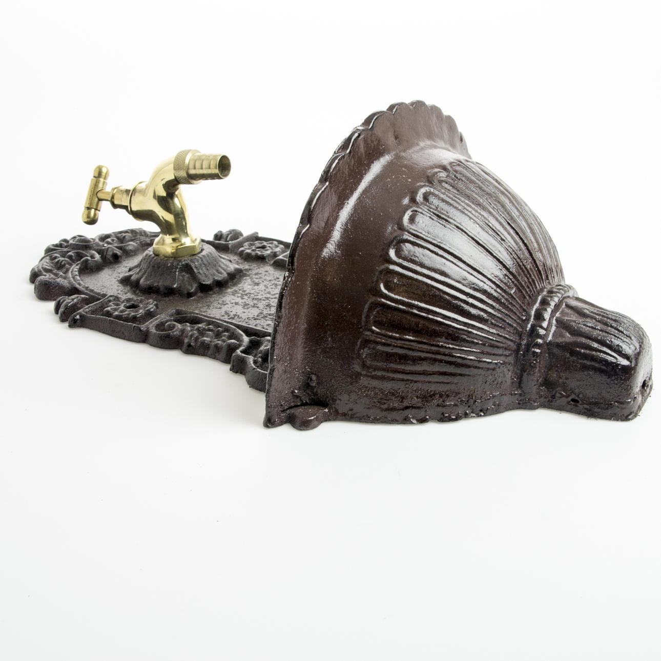 VÄGGFONTÄN med kran, målad gjutjärn/mässing, samtida.