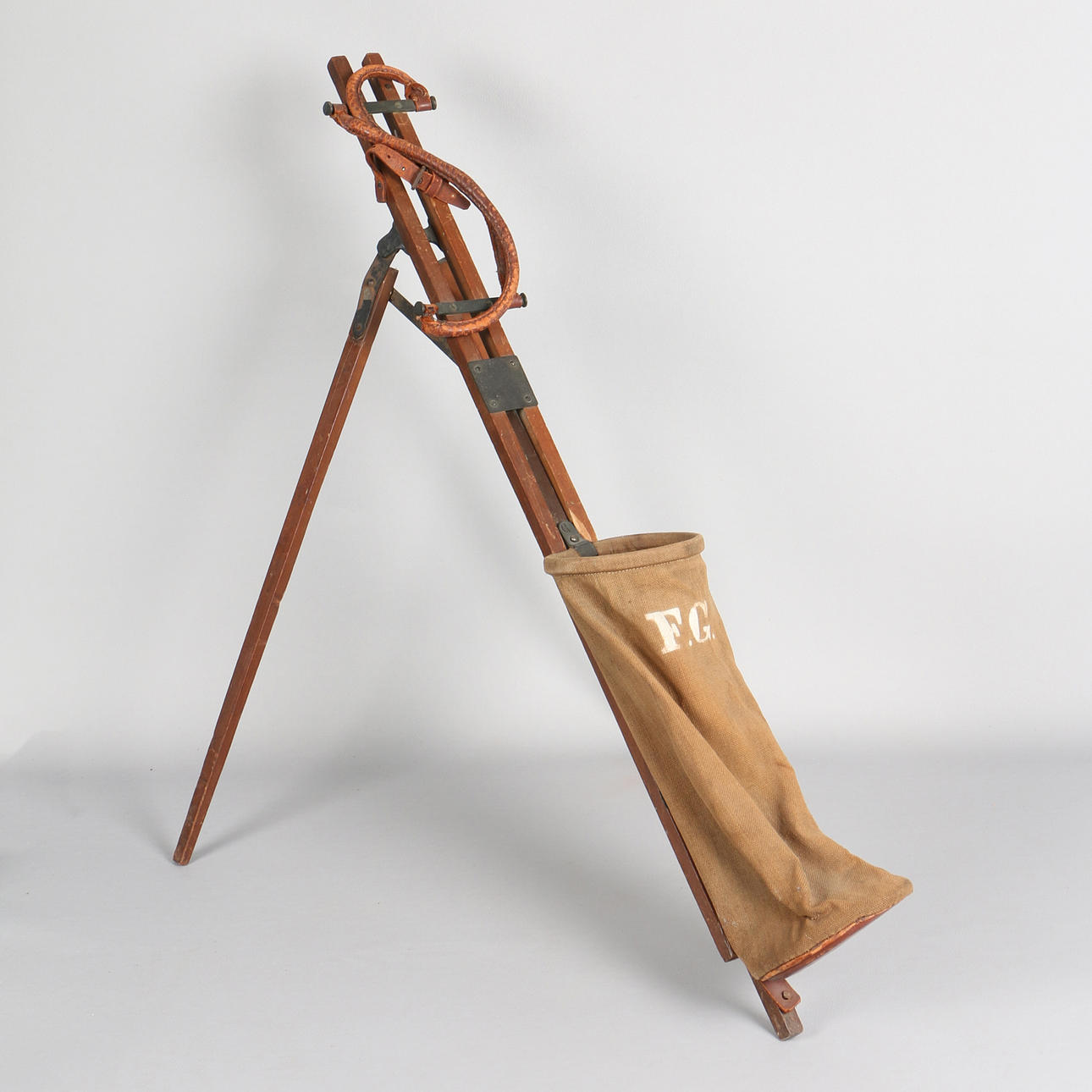 GOLF- EN OSMONDS FÄLLBAR GOLFVÄSKA I PATENTSTIL.