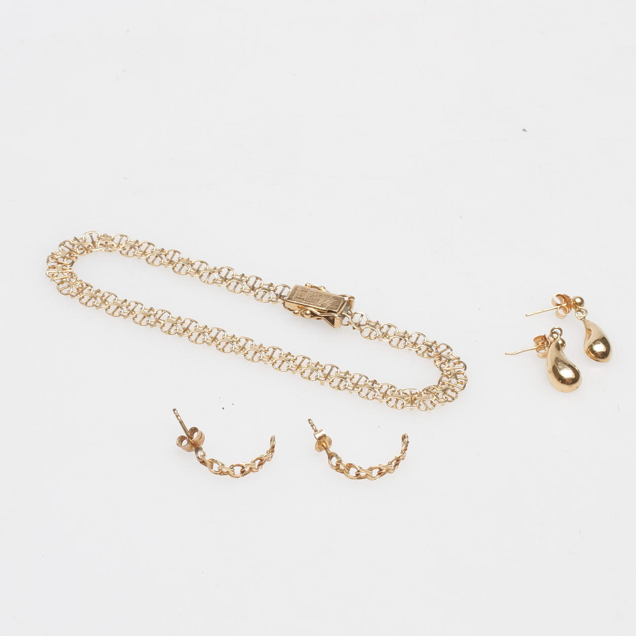ARMBAND samt 2 PAR ÖRHÄNGEN, 18k guld, vikt ca 7,7 gr.