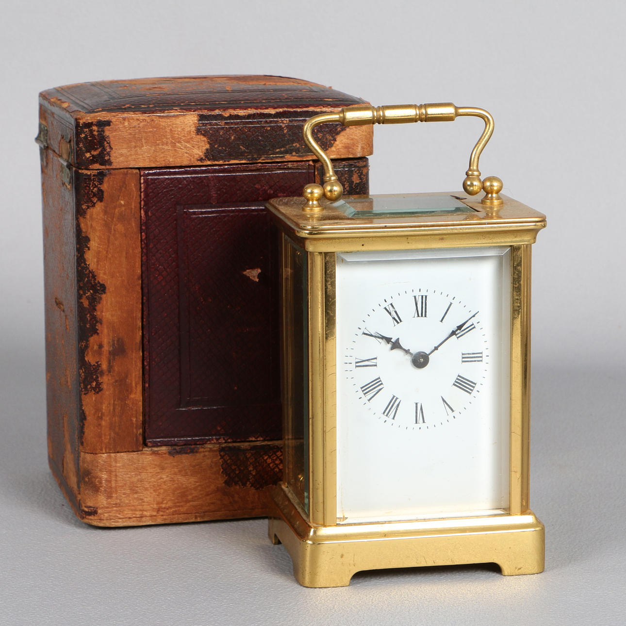 UN RELOJ DE CARRUAJE DE LATÓN FRANCÉS DEL SIGLO XIX CON CAJA.