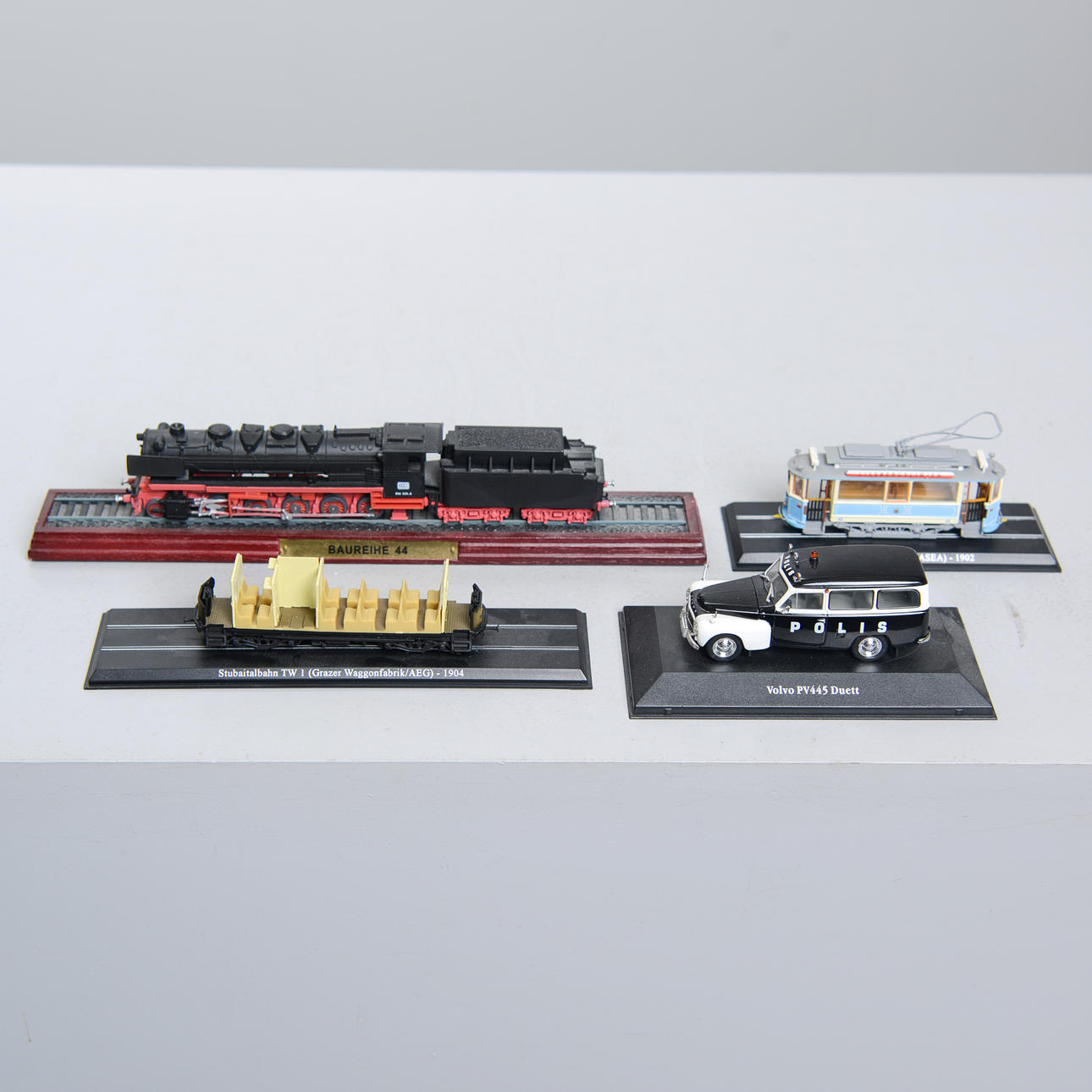 Ein Satz von 4 Modellautos, 20. Jahrhundert.