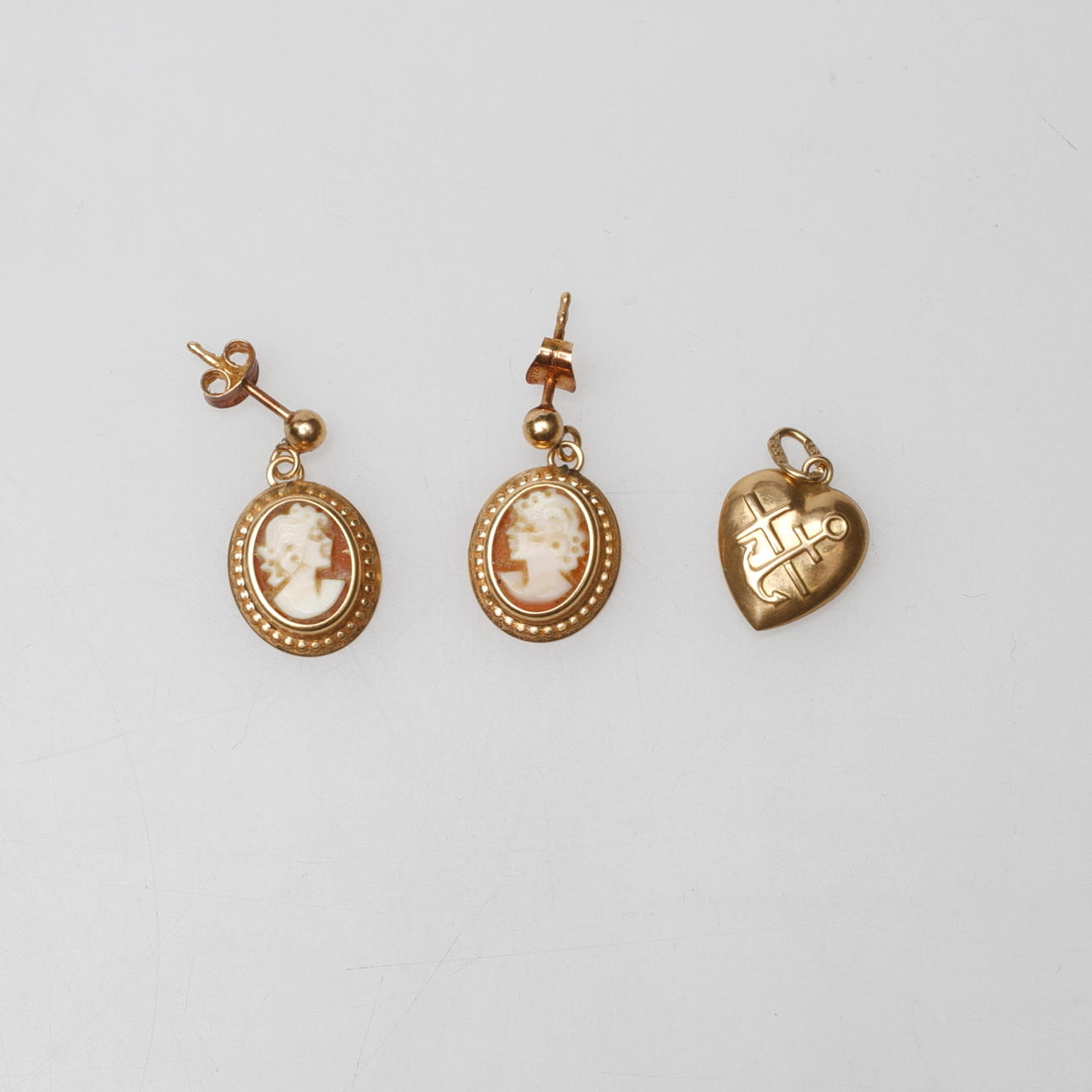 ÖRHÄNGEN, 1 par samt HÄNGE, 18k guld, vikt ca 2,7 grq.