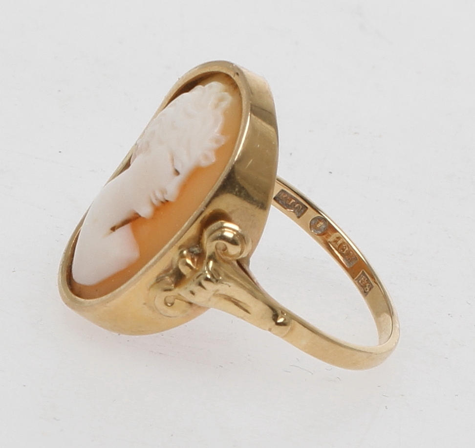 RING, 18k guld med caméarbete. Vikt 4,6 gram.
