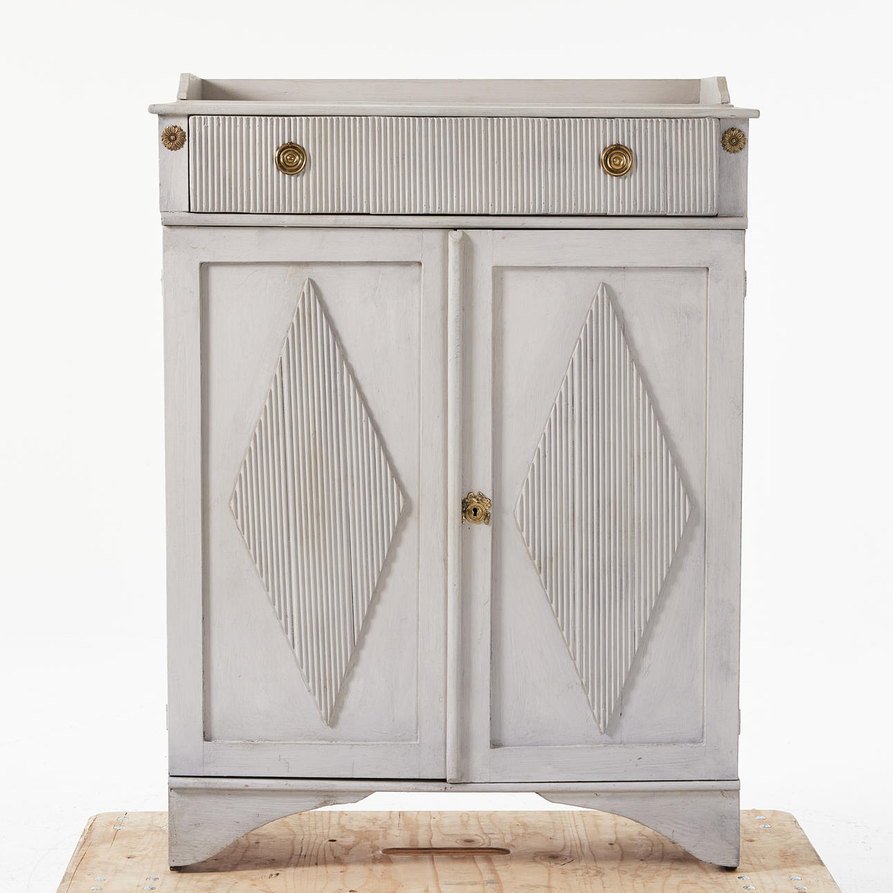 SIDEBOARD, painted, mid 19th century, Gustavian style, box with fluted front, doors with fluted rhombuses, disc with sarg, brass fittings.