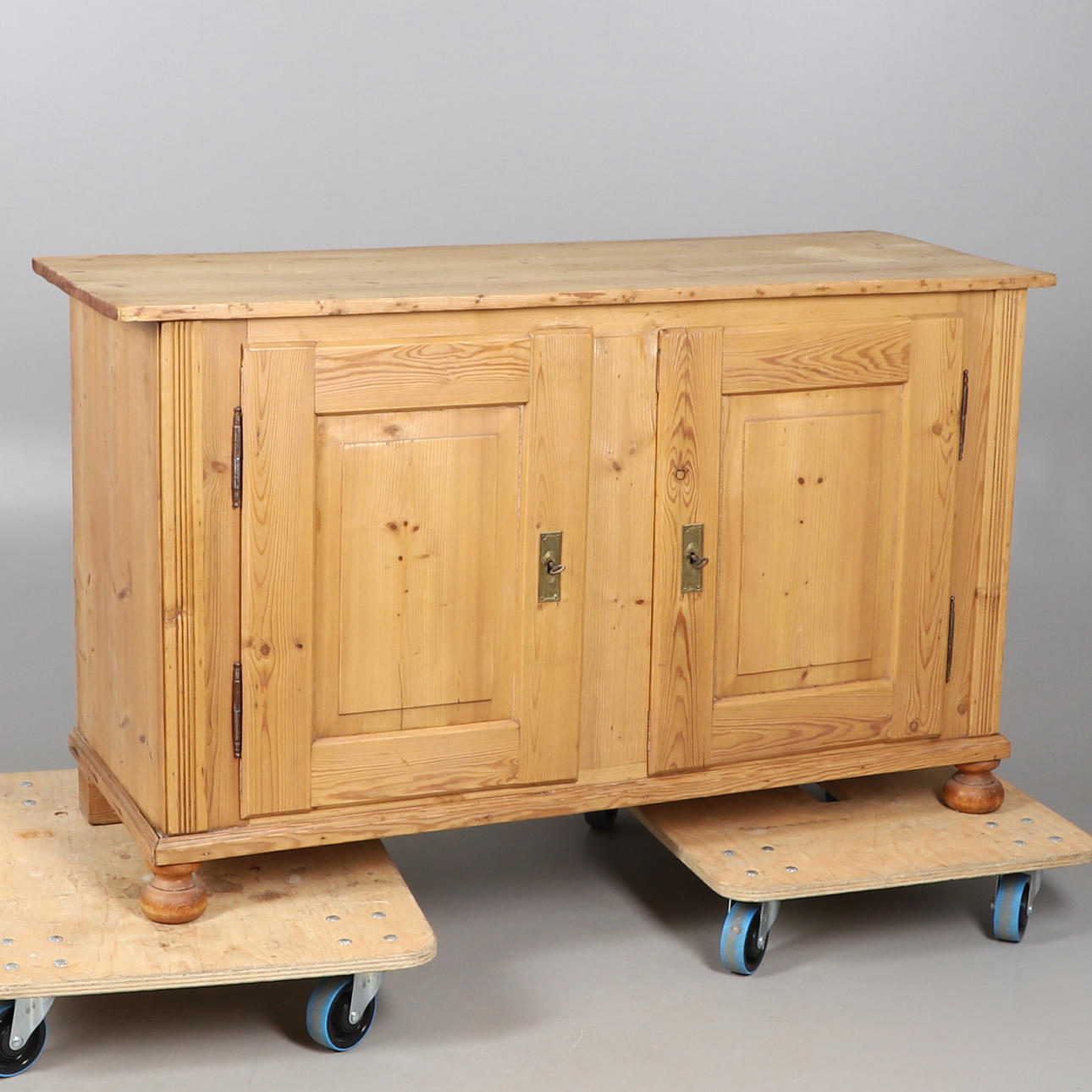 RIISUTTU MÄNTYKAAPPI.