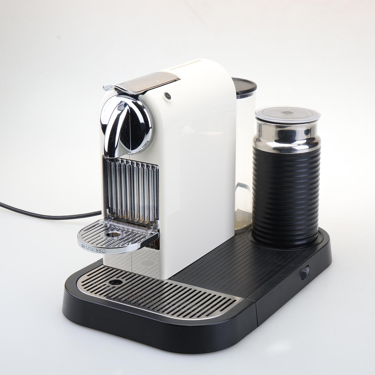 NESPRESSO, Kapselmaschine, mit Milchaufschäumer.