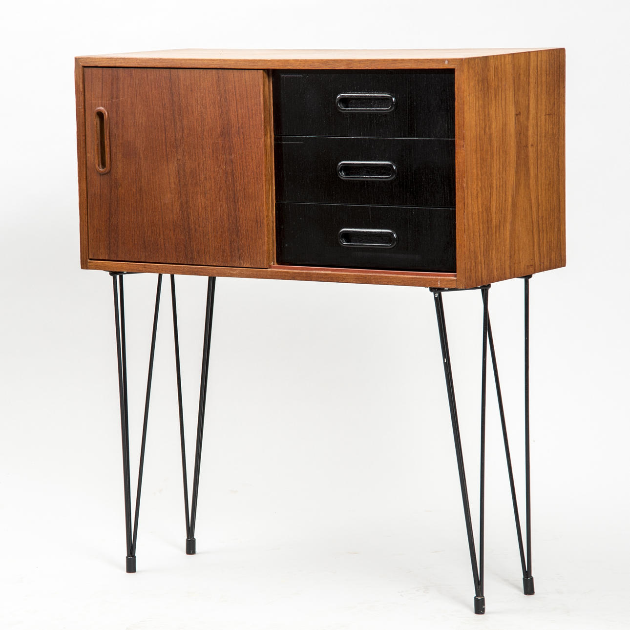 HALLBYRÅ, teak med stringunderrede och svärtade lådor.