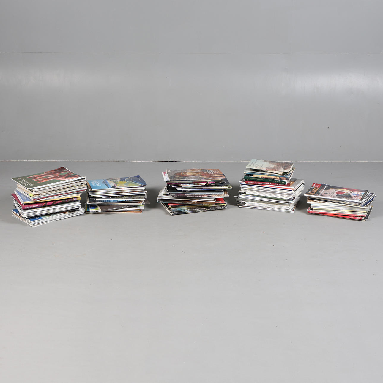 A LARGE COLLECTION OF ANTIQUE COLLECTING MAGAZINES AND REFERENCE BOOKS (QTY).