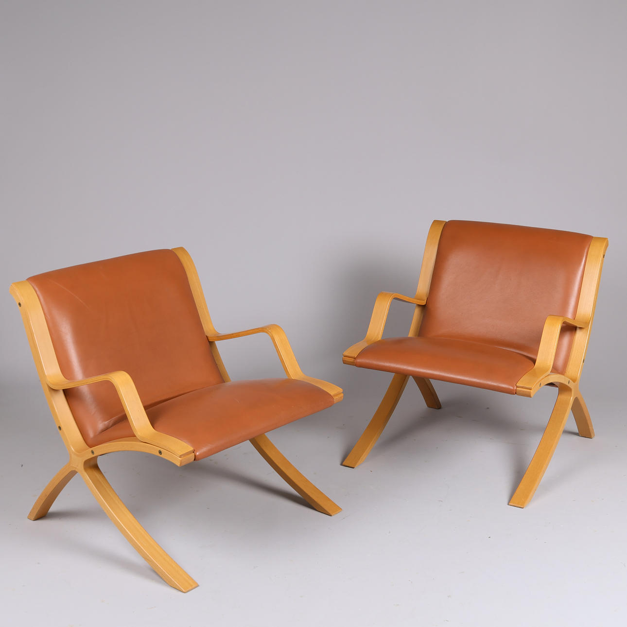 PETER HVIDT & ORLA MØLGAARD-NIELSEN. A pair of “AX” armchairs with beech frame, seat and back upholstered in cognac leather, Fritz Hansen, Denmark, designed 1947 (2).