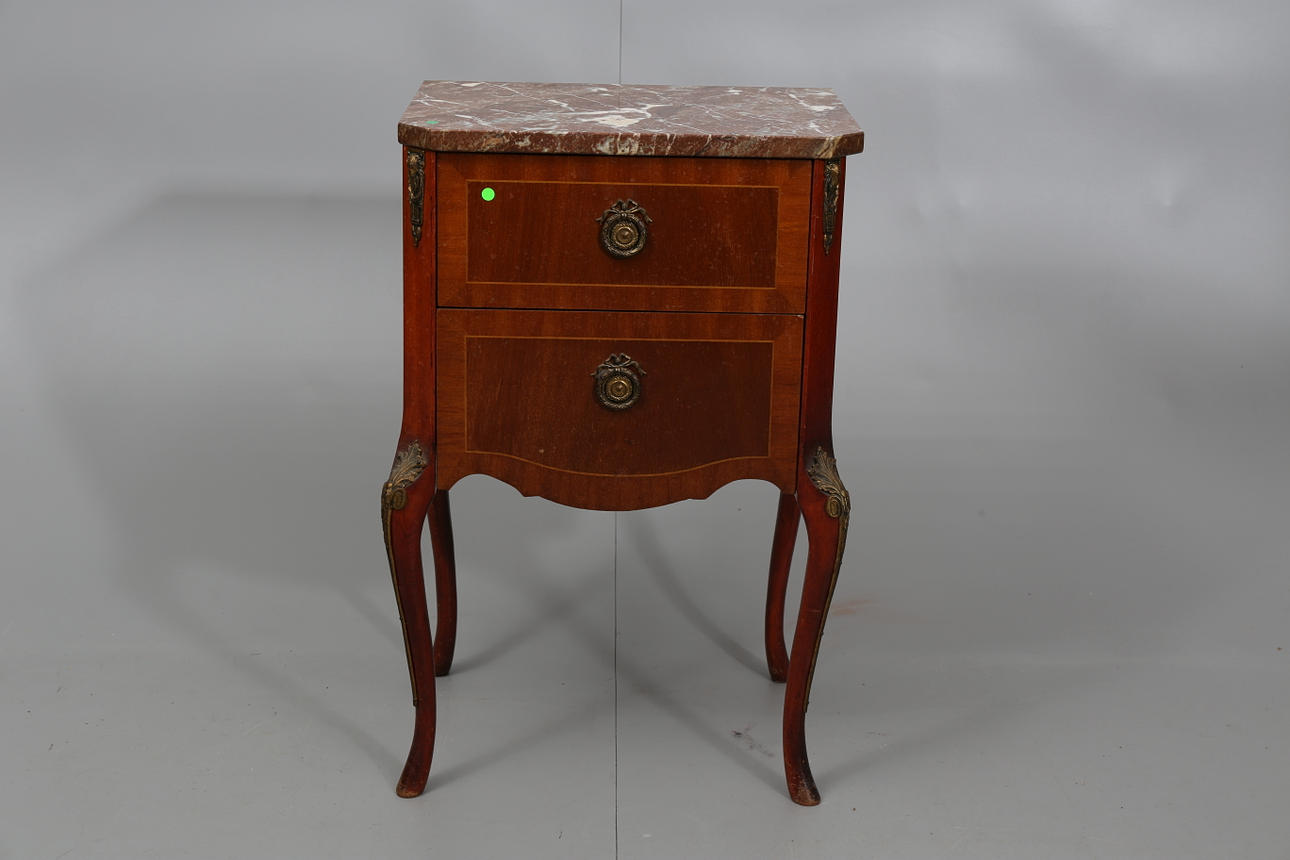 BYRÅ MED STENSKIVA, olika träslag, 2 lådor, 1900-talets mitt.