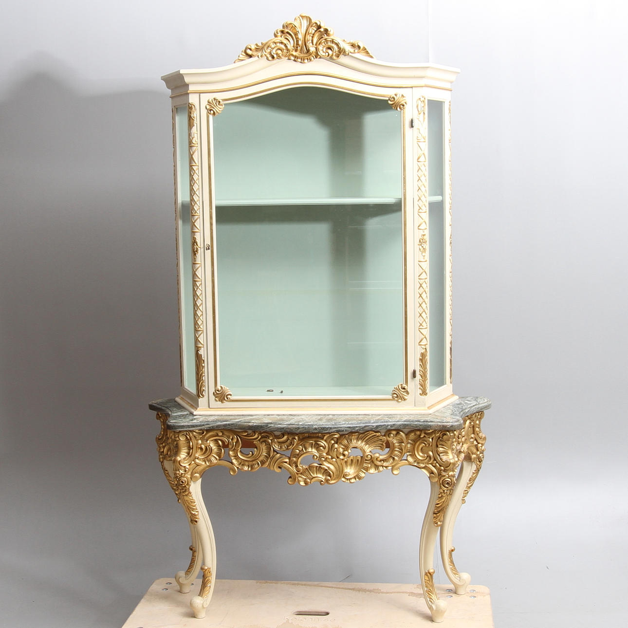 VITRINSKÅP, på konsolbord med stenskiva, Möbler och Inredningar Gustav Knutssson Hamlstad, 1900-talets första hälft.