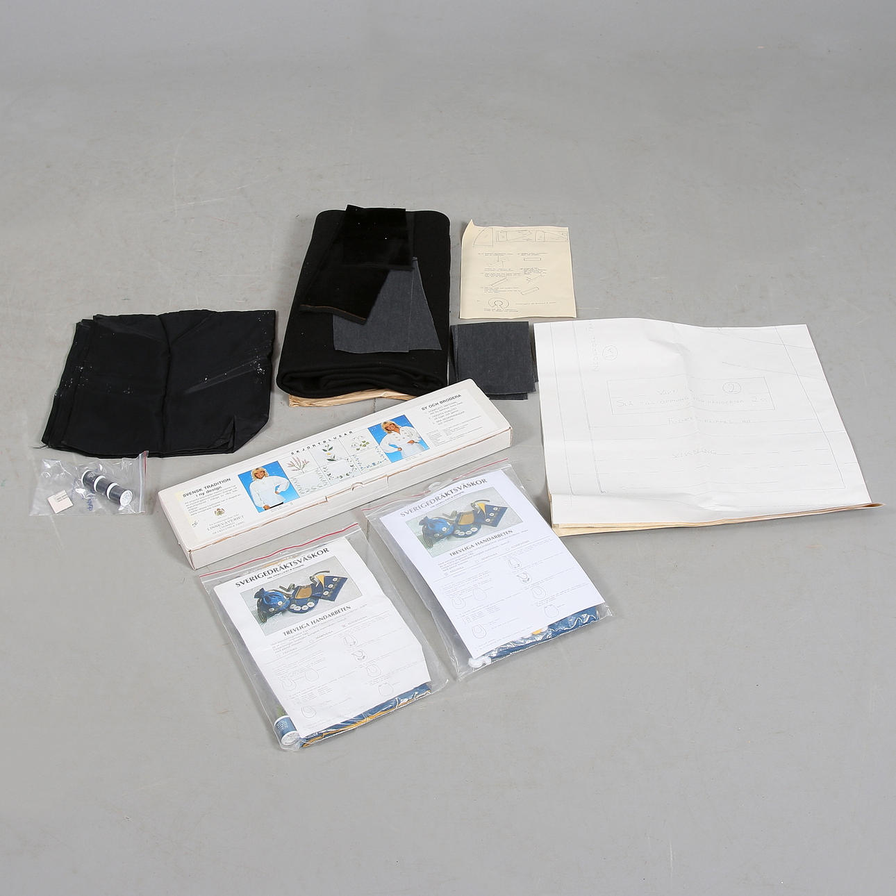 MATERIAL till CAPE, 2 st VÄSKOR och SKOJRTBLUS, dam, SVERIGEDRÄKTEN, AB Ekelund & Esspe, Horred, Sverige.