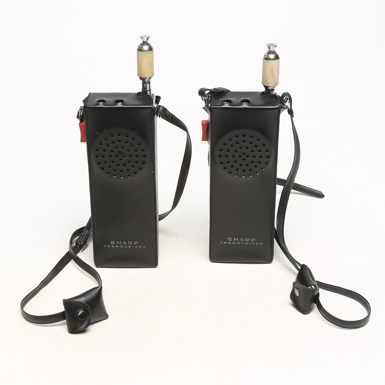 Un WALKIE TAKIES Sharp de 2 piezas.