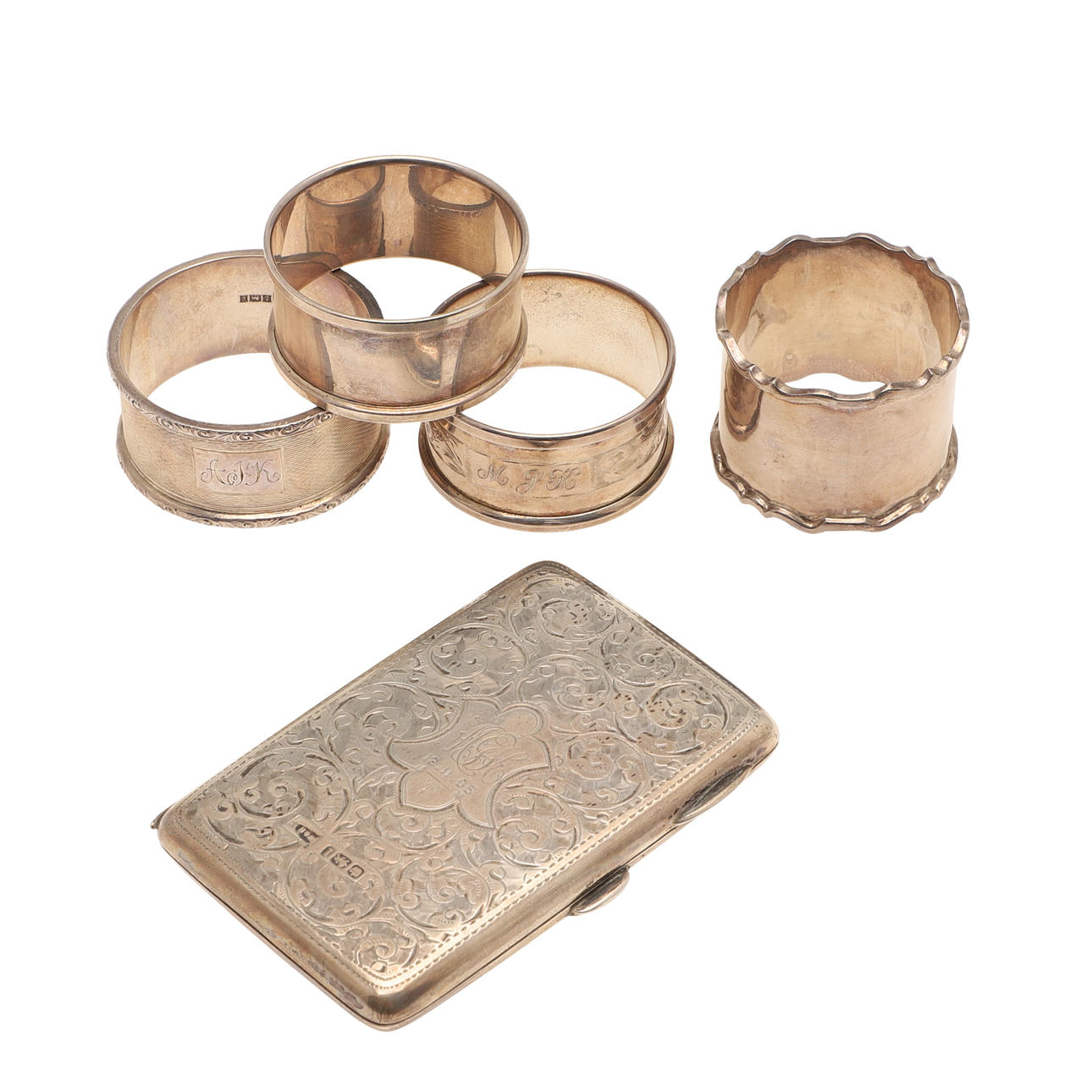 EN SØLV NOTECASE OG FIRE SERVIETRINGE.