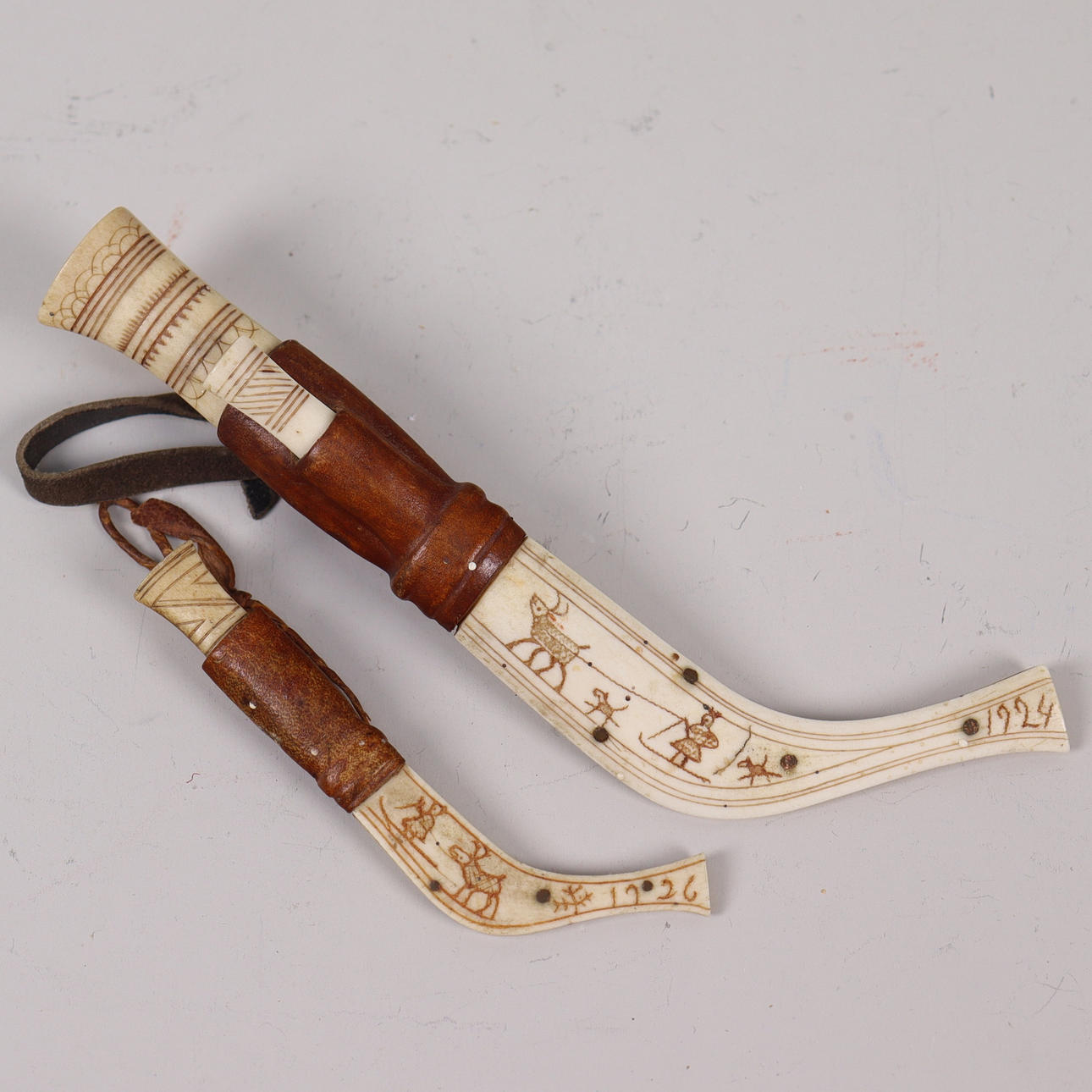 SAMEKNIVAR, läder och renhorn, 1920-tal, 2st.