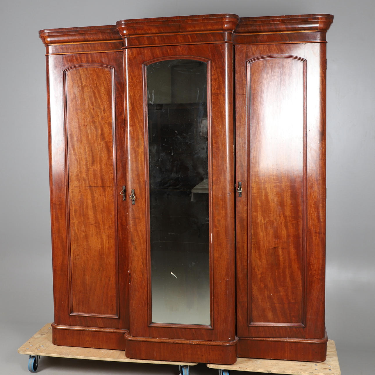 AN EDWARDIAN MAHOGANY BREAKFRONT TRIPLE WARDROBE.