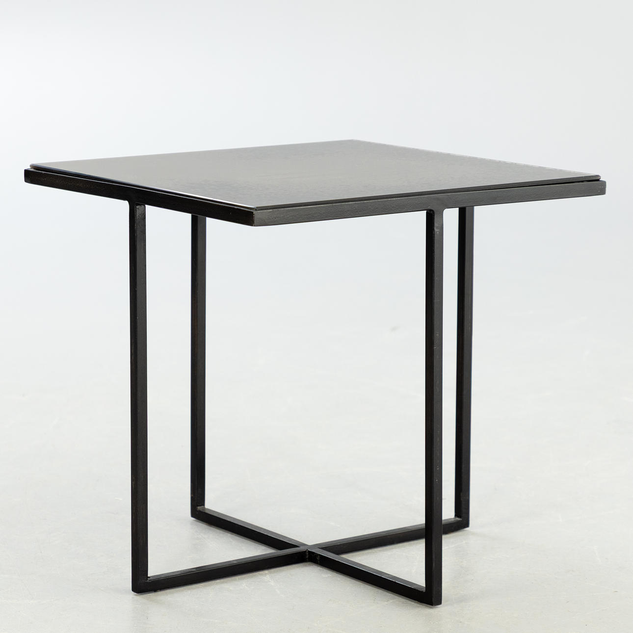 Notre Monde. Beistelltisch, zeitgenössisch.