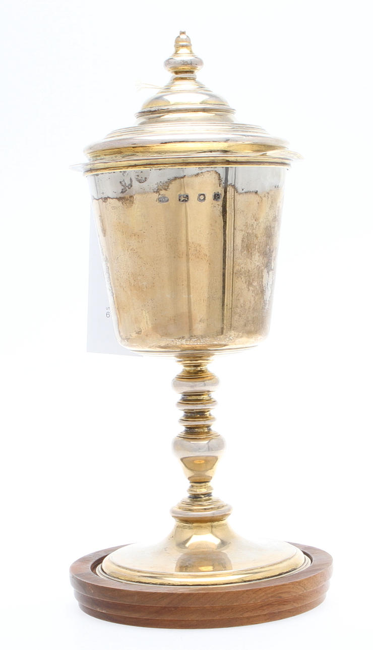 POKAL MED LOCK, silver, engelskt, ca 1200 gram.