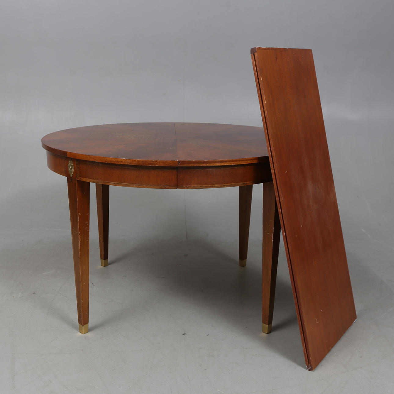 A late Gustavian-style dining table, 20th century.