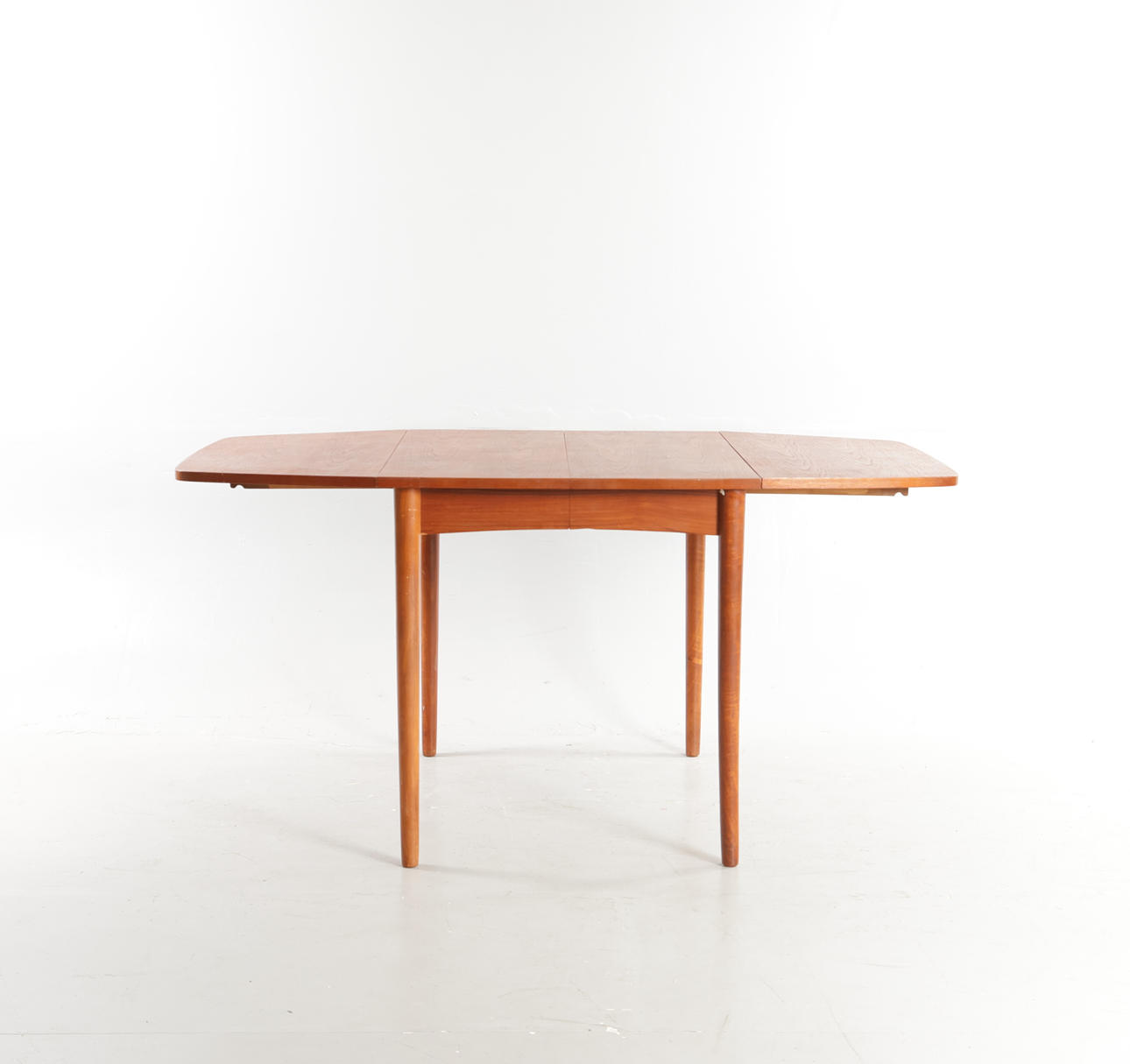 DANSK MØBELDESIGN. Teak dining table with flaps and pull-out, round tapered legs, 1960s (1+2).