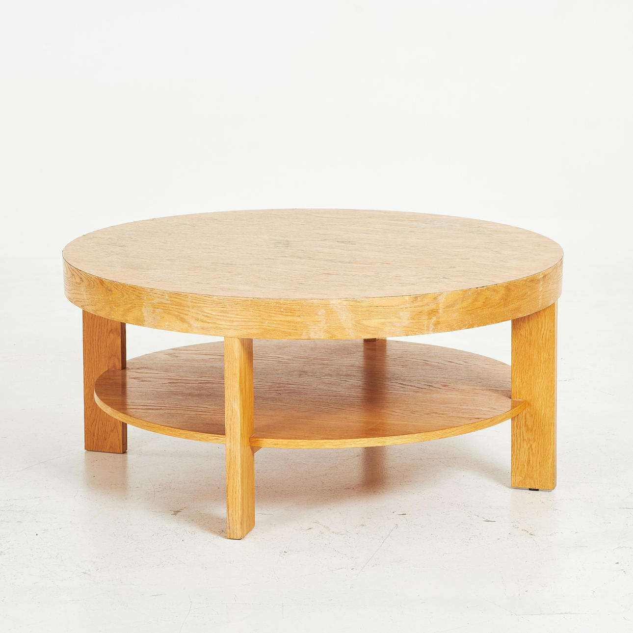 Ein Couchtisch aus dem Jahr 1900/2000, Eichenfurnier.