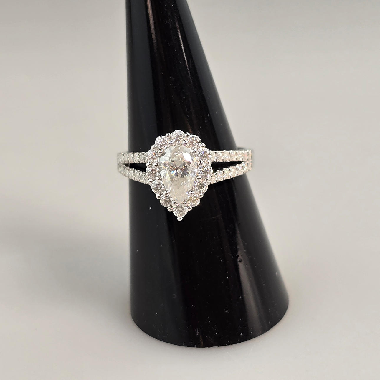 - Ring, 925 silver, pear moissanite, 1.00 ct.