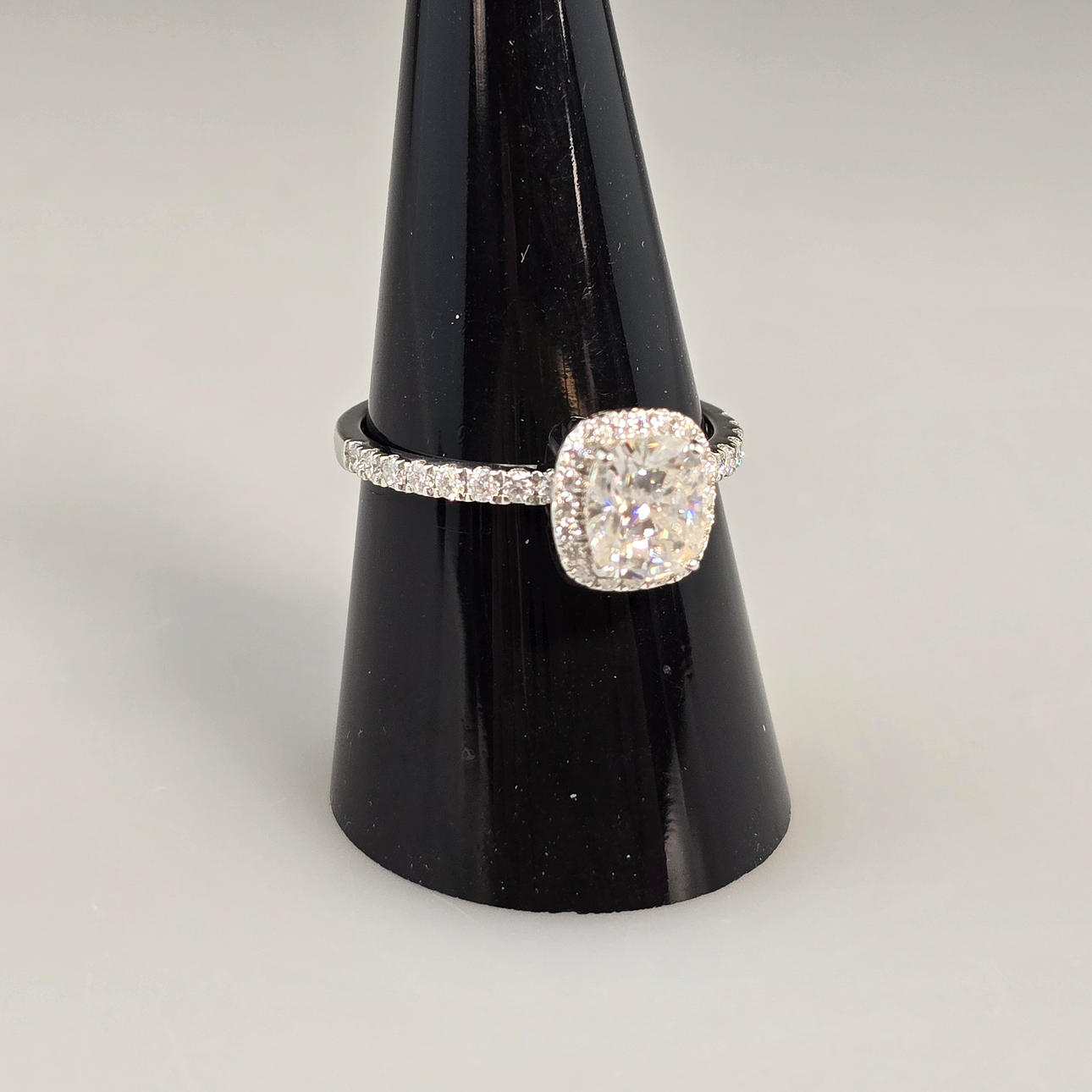 - Ring - 925 silver, cushion moissanite 1.50 ct.