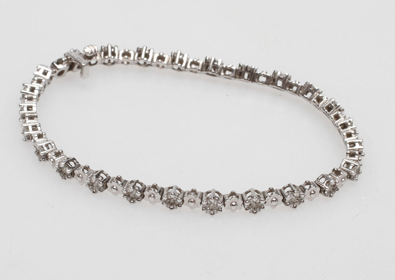 ARMBAND, 18k vitguld, med ett flertal små diamanter, vikt ca 11,3 gr.
