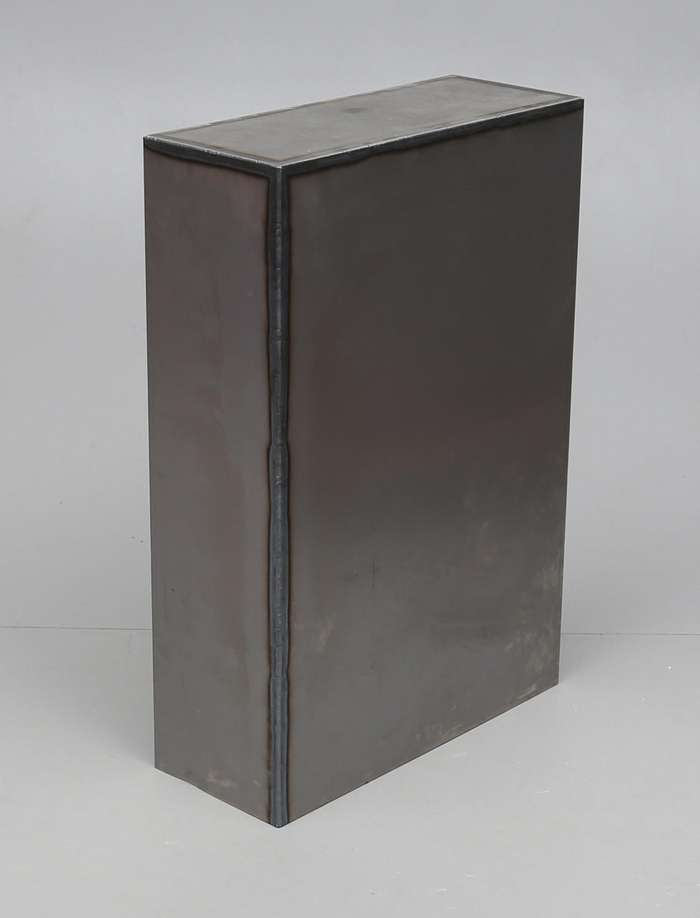 PIEDESTAL, borstad stål, modern tillverkning.