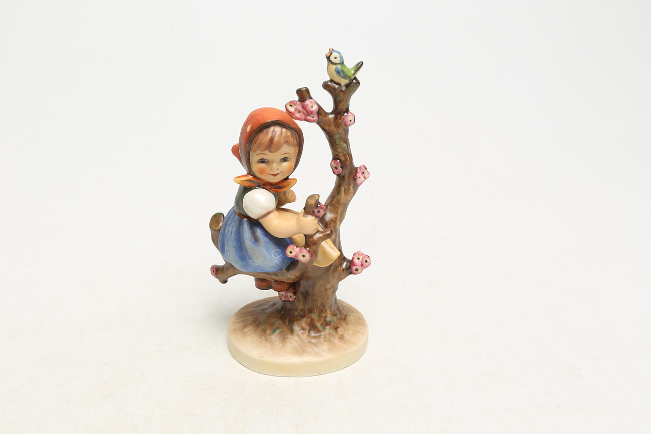 A GOEBEL PORCELAIN FIGURINE.