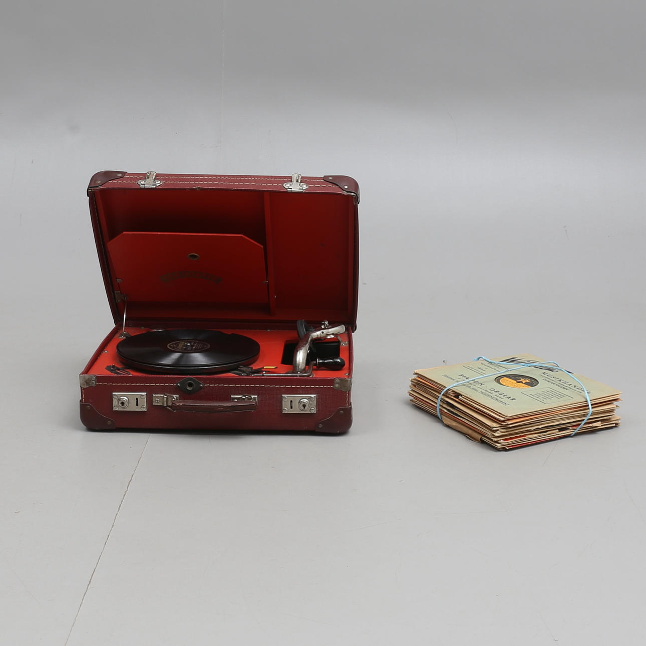 RESEGRAMMOFON "Odeonette", med stenkakor, 1900-tal.