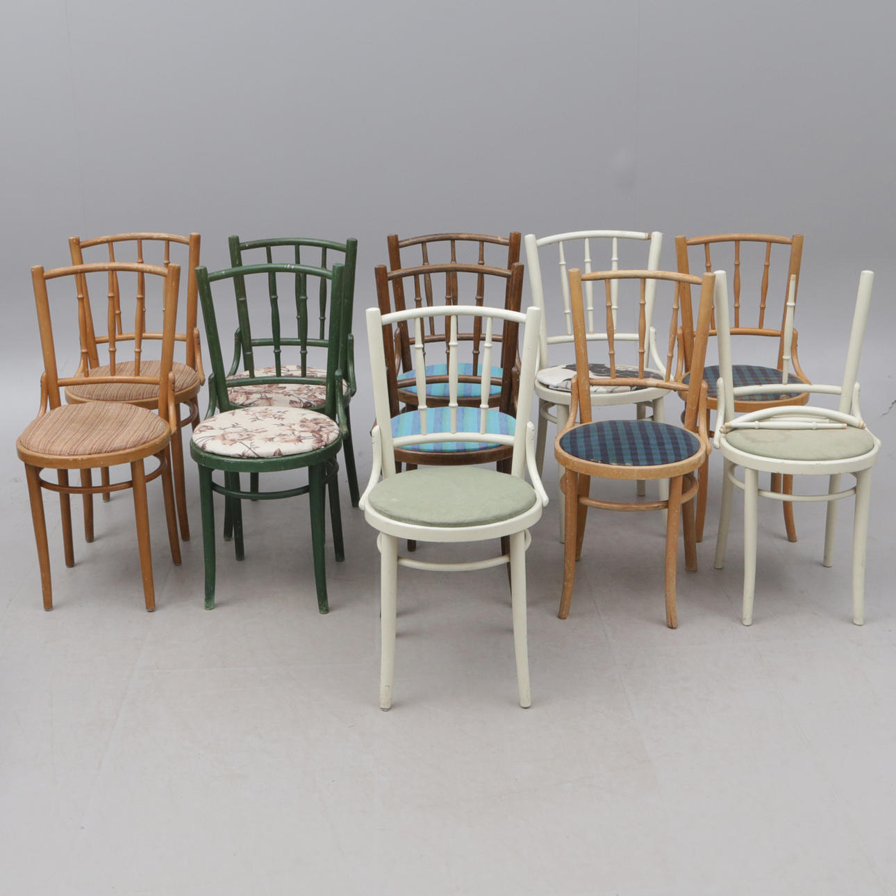 11 tuolia, samankaltaisia.