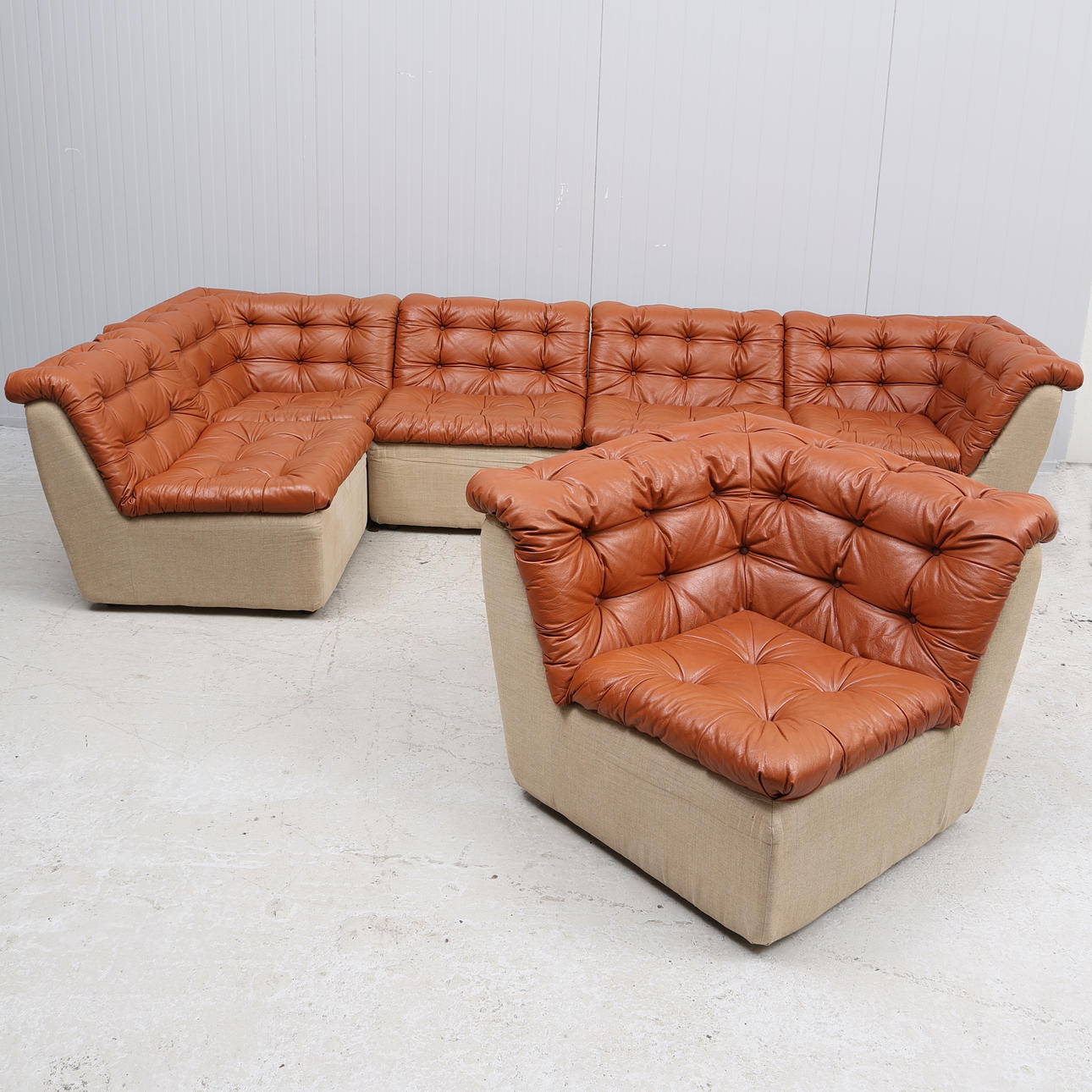 MODULAR SOFA in leather, 6 sections, second half of the 20th century.