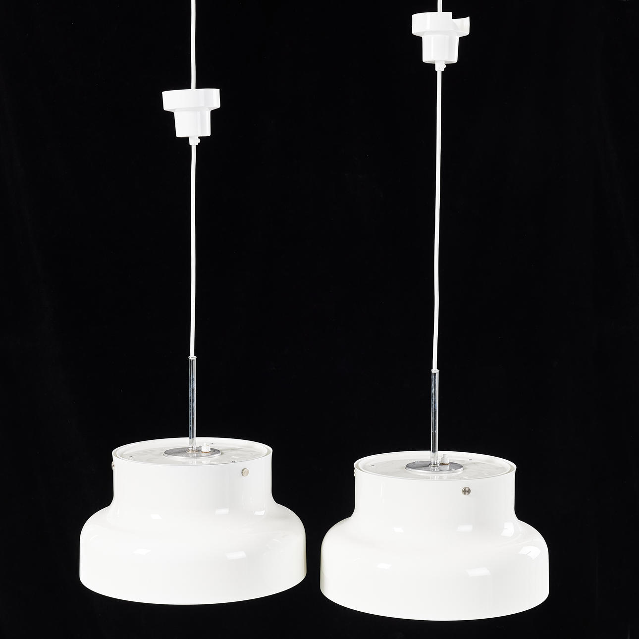 ANDERS PEHRSON. 2 Deckenleuchten, „Bumling“, Ateljé Lyktan, weiß gestrichen.