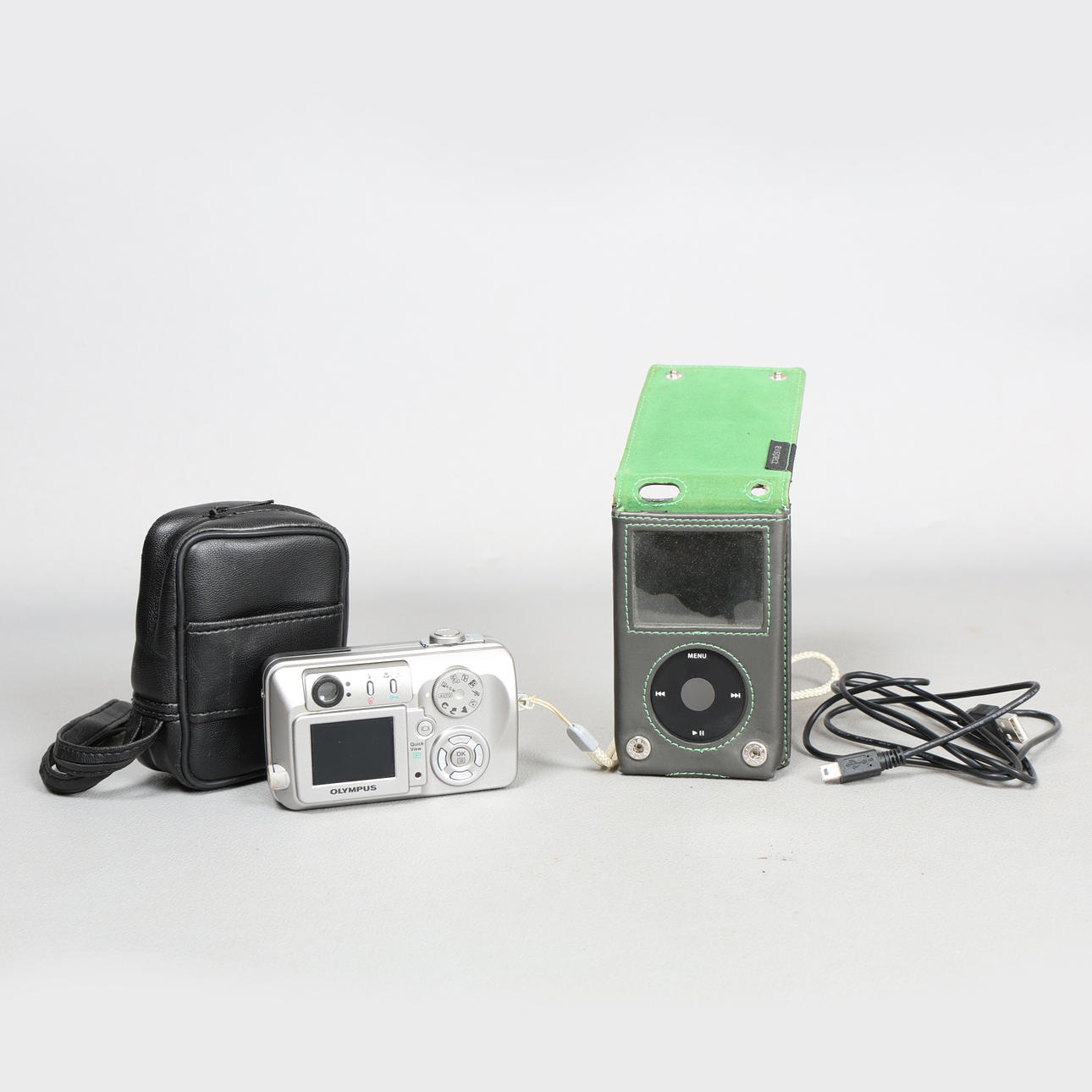 OLYMPUS CAMEDIA C-50 ZOOM CAMERA AND AN IPOD CLASSIC (2).