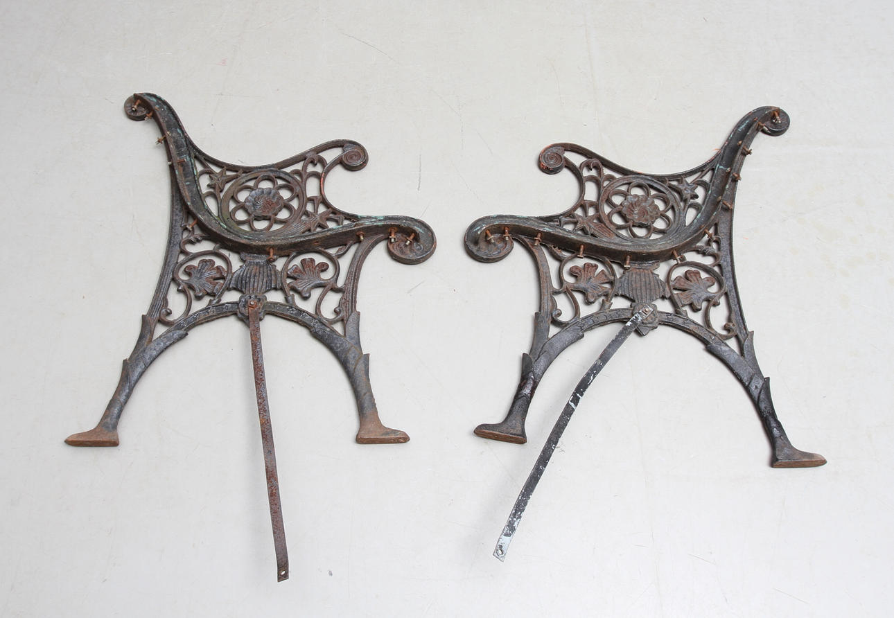 GAVLAR TILL TRÄDGÅRDSSOFFA, 1 par, gjutjärn, 1900-tal.
