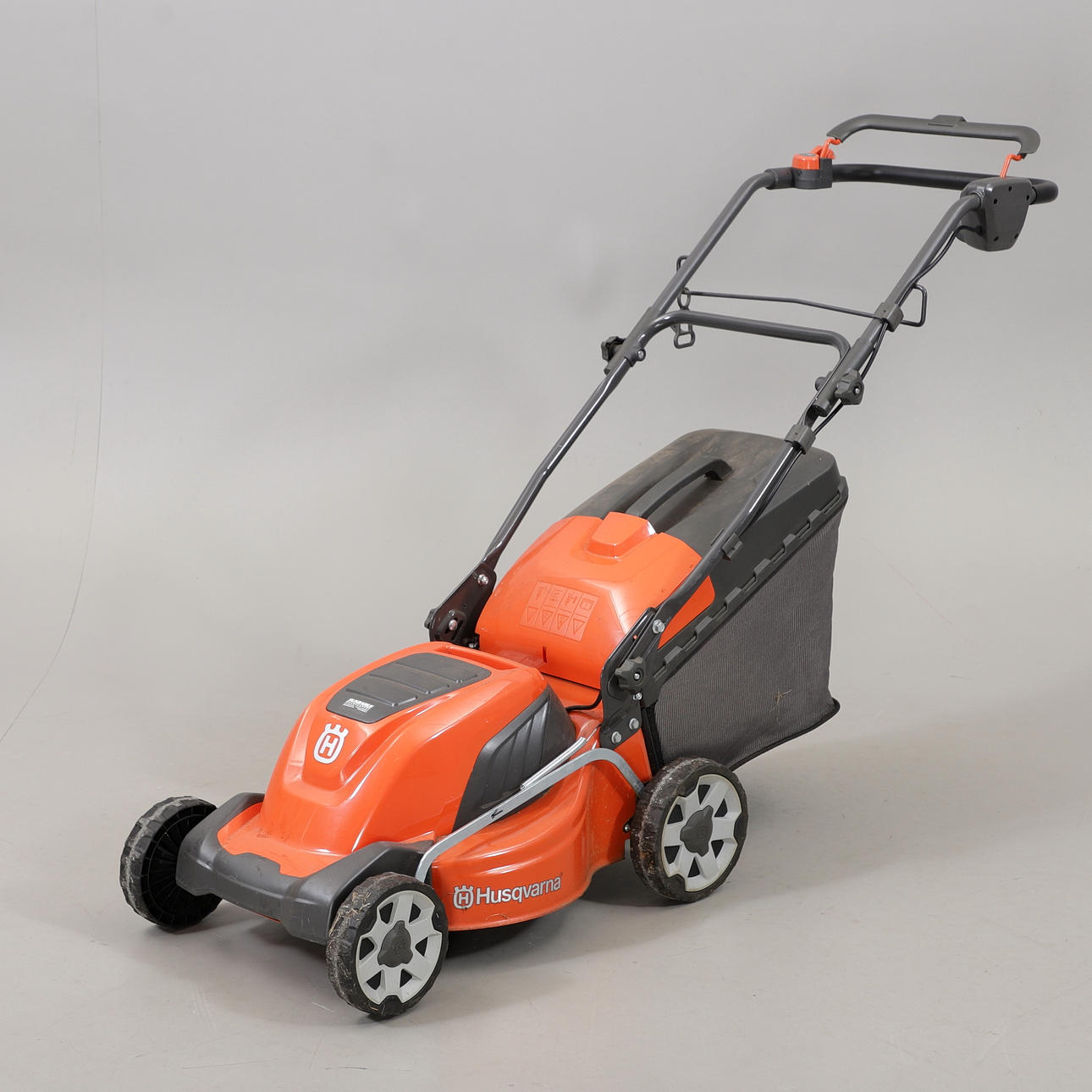 Rasenmäher, Husqvarna LC141C, elektrisch.