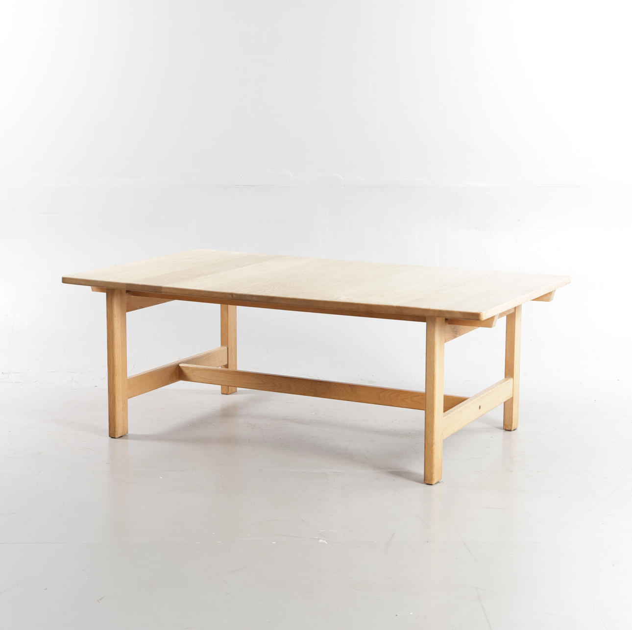 KURT ØSTERVIG. Coffee table made of solid oak with rectangular top. Manufactured by K. P. Møbler.