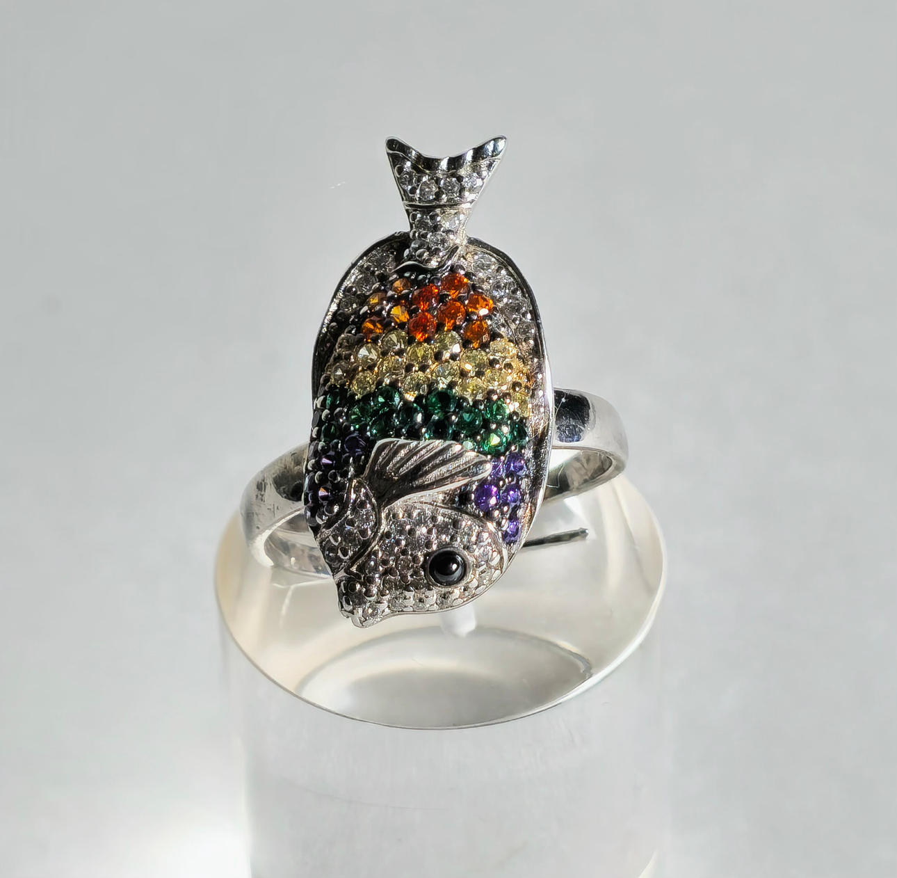 SILVER RING WITH FISH AND COLORED ZIRCONS. ADJUSTABLE.