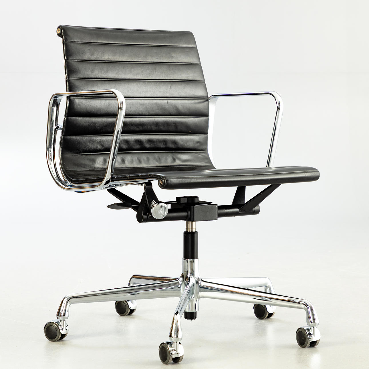 RAY & CHARLES EAMES. RAY & CHARLES EAMES. Vitra. Kontorstol/alu stol „EA 117", sort læder.