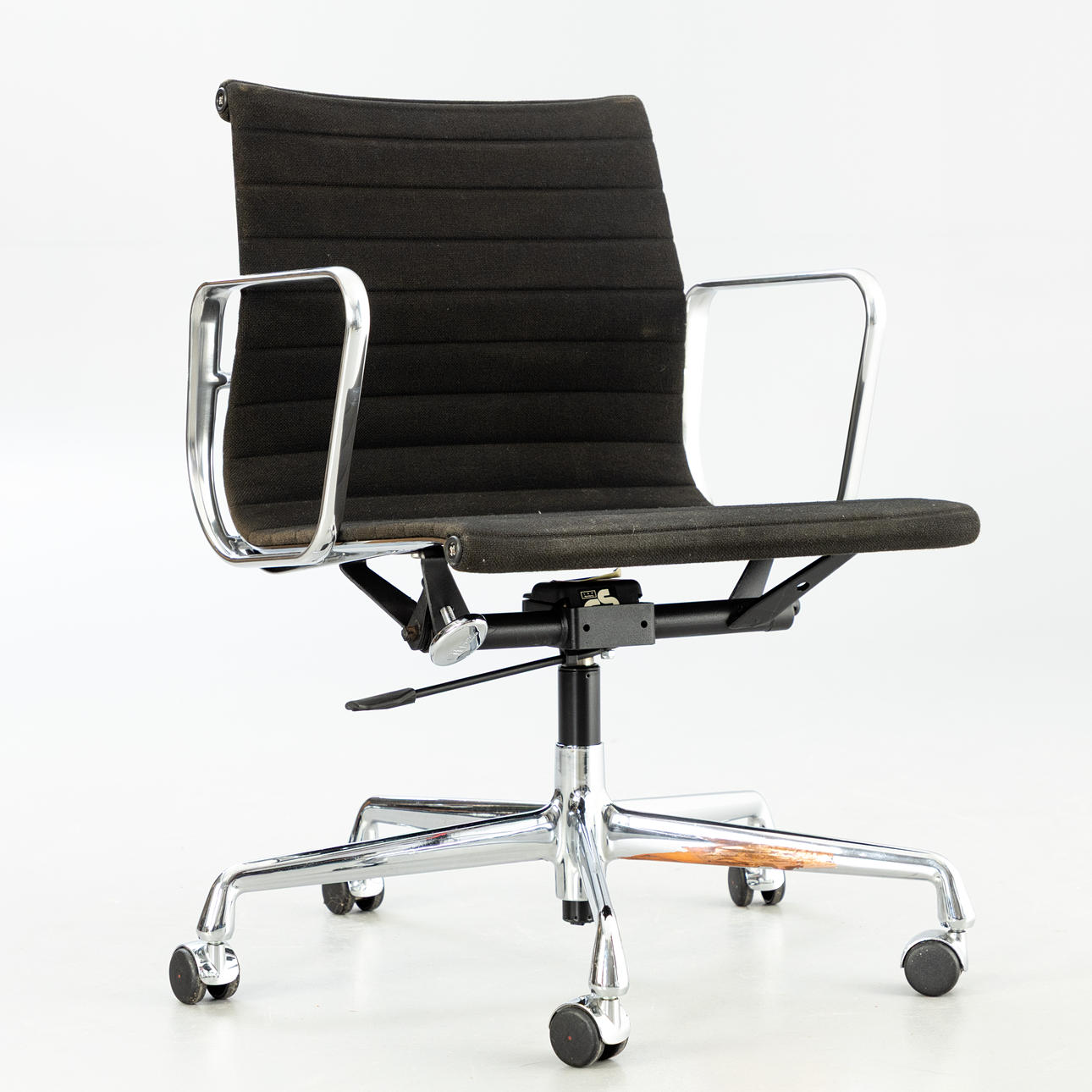 RAY & CHARLES EAMES. Vitra. Kontorstol/alu stol „EA 117", Hopsak, sort.