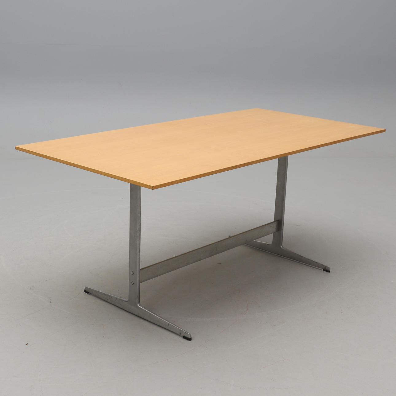 ARNE JACOBSEN. Table, Fritz Hansen, Denmark, 1981.